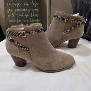 Vionic "Upton" Tan Suede Ankle Boots with Snakeskin Print Detail. Sz 6.5W.  EUC.